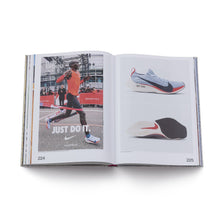 Lade das Bild in den Galerie-Viewer, Nike: Form Follows Motion -de