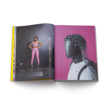 Lade das Bild in den Galerie-Viewer, Nike: Form Follows Motion -en