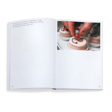 Lade das Bild in den Galerie-Viewer, Book: Essential Eames_EN