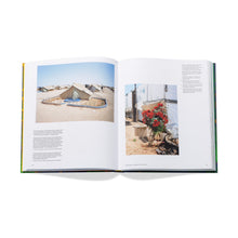 Lade das Bild in den Galerie-Viewer, book: Garden Futures Designing with Nature-de