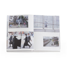 Lade das Bild in den Galerie-Viewer, book: Iwan Baan: Moments in  Architecture-de
