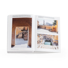 Lade das Bild in den Galerie-Viewer, book: Iwan Baan: Moments in  Architecture-de