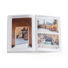 Lade das Bild in den Galerie-Viewer, book: Iwan Baan: Moments in  Architecture-en