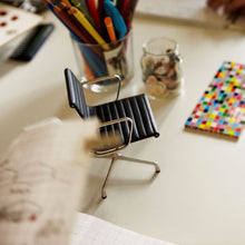 Lade das Bild in den Galerie-Viewer, Miniatur Aluminium Chair - Vitra Design Museum Shop