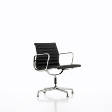 Lade das Bild in den Galerie-Viewer, Miniature-Eames Aluminium chair
