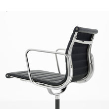 Lade das Bild in den Galerie-Viewer, Miniature-Eames Aluminium chair
