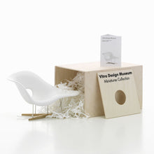 Lade das Bild in den Galerie-Viewer, Miniatur La Chaise - Vitra Design Museum Shop