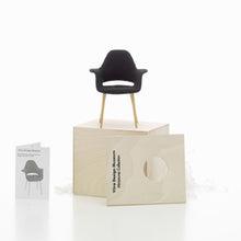 Lade das Bild in den Galerie-Viewer, Miniatur Organic Armchair - Vitra Design Museum Shop
