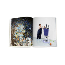 Lade das Bild in den Galerie-Viewer, Plastik. Die Welt neu denken-english