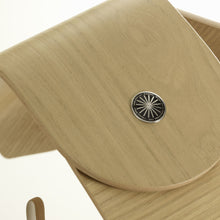 Lade das Bild in den Galerie-Viewer, Eames Elephant Plywood -chestnut
