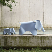 Lade das Bild in den Galerie-Viewer, Eames Elephant (small) RE -hellblau
