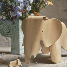 Lade das Bild in den Galerie-Viewer, Eames Elephant Plywood -chestnut
