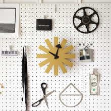 Lade das Bild in den Galerie-Viewer, Asterisk Clock - schwarz Messing
