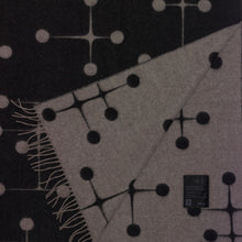 Lade das Bild in den Galerie-Viewer, Eames Wool Blanket - schwarz
