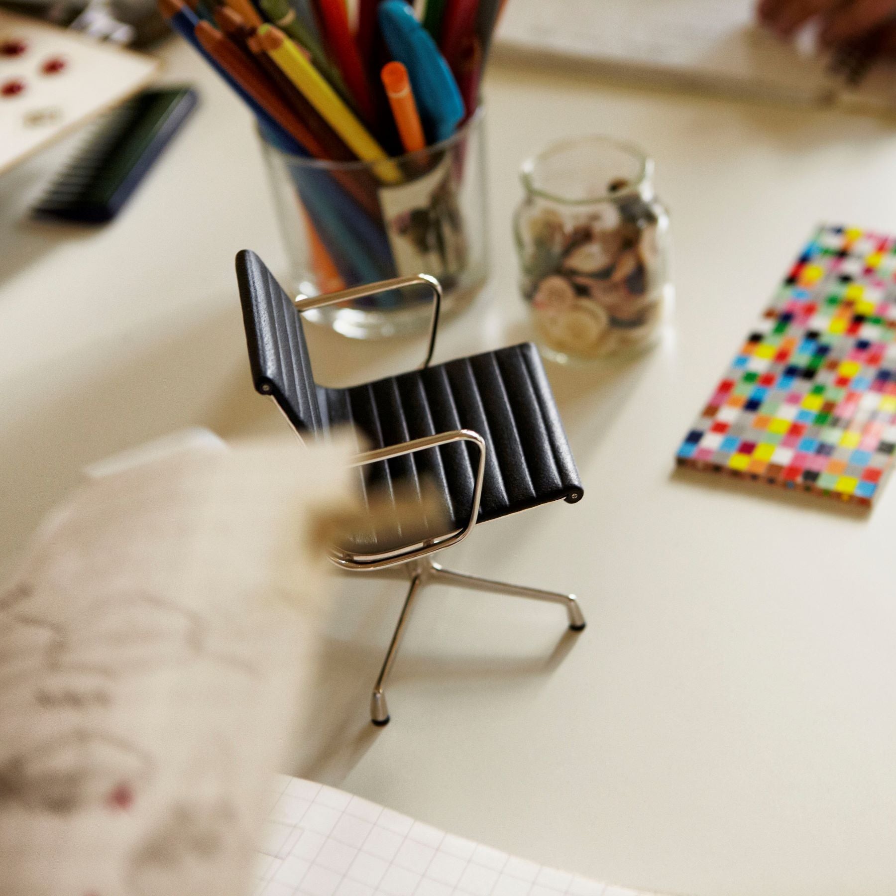 Vitra Design Museum イームズ Aluminum Chair Miniature Aluminium Chair – Vitra Design Museum Shop