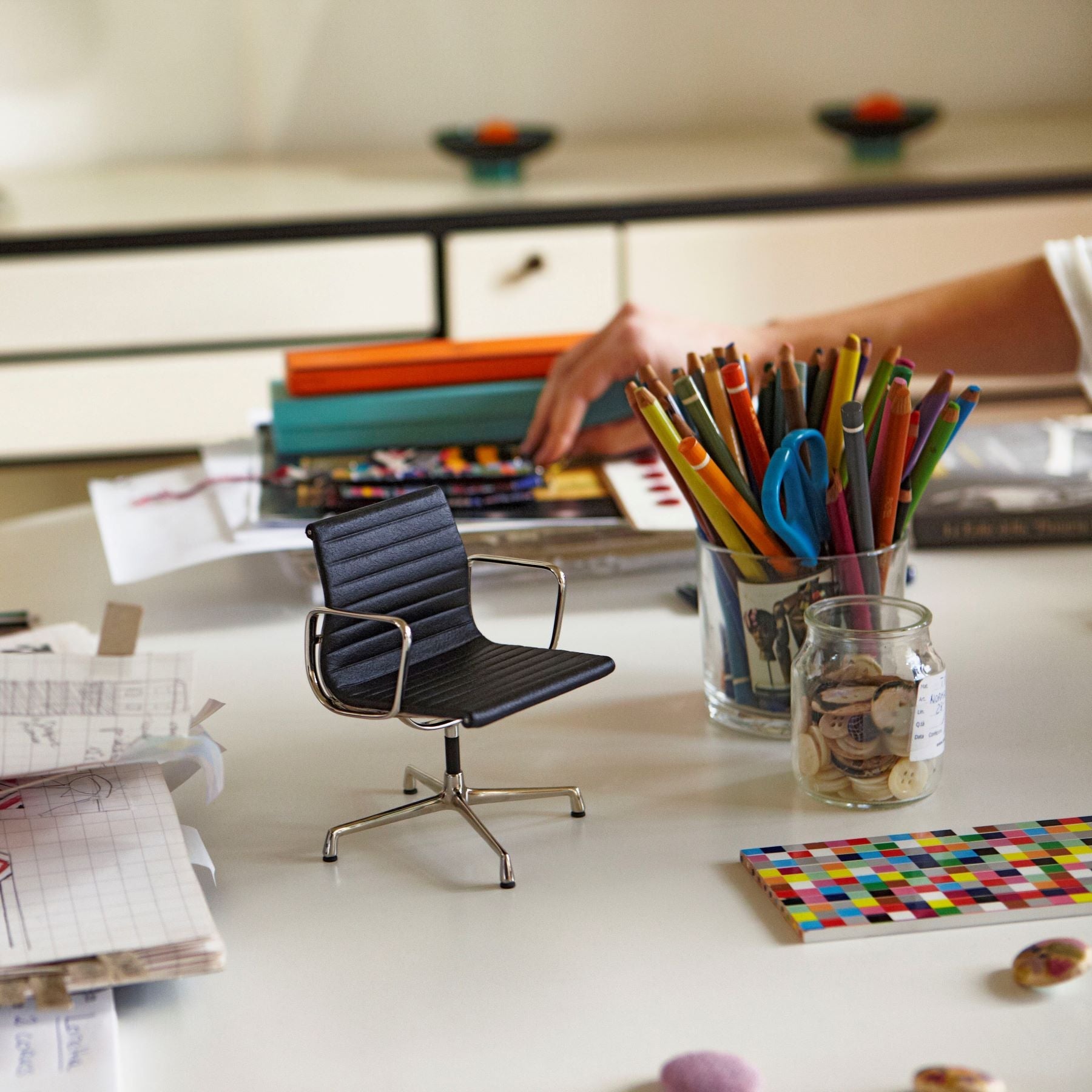 Vitra Design Museum イームズ Aluminum Chair Miniature Charles & Ray Eames Aluminum Group Chair produced by