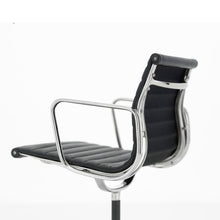 Lade das Bild in den Galerie-Viewer, Miniature-Eames Aluminium chair
