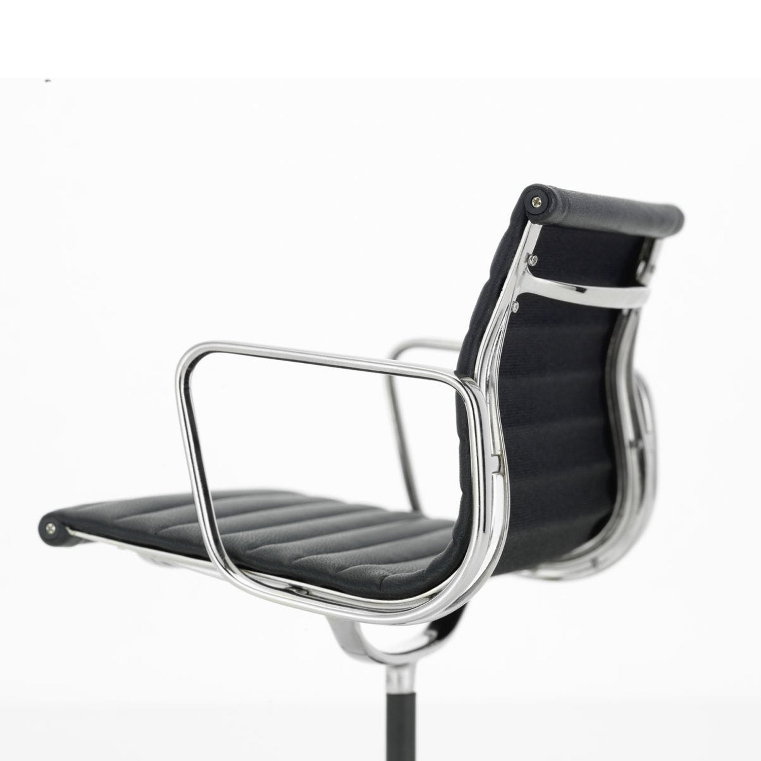 Vitra Design Museum イームズ Aluminum Chair Miniature Charles & Ray Eames Aluminum Group Chair produced by