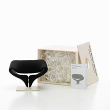 Lade das Bild in den Galerie-Viewer, Miniatur Ribbon Chair - Vitra Design Museum Shop
